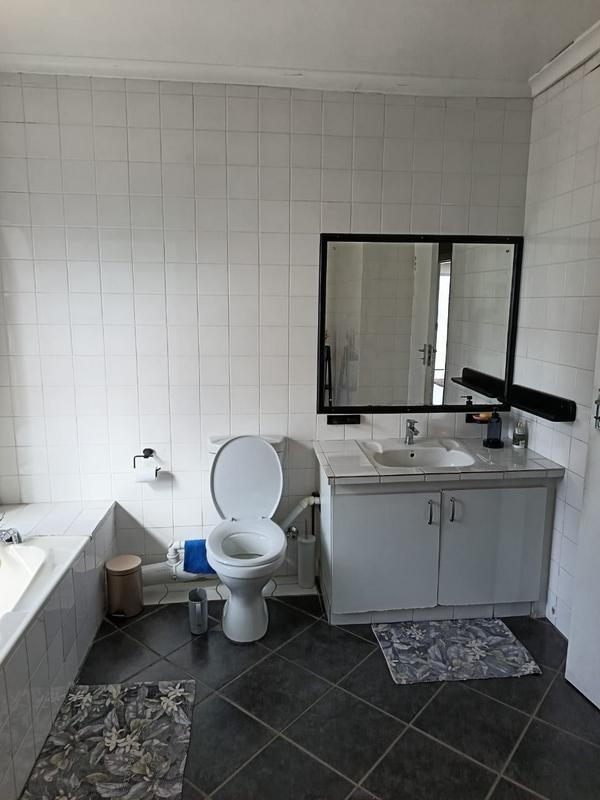 5 Bedroom Property for Sale in Grassy Park Western Cape